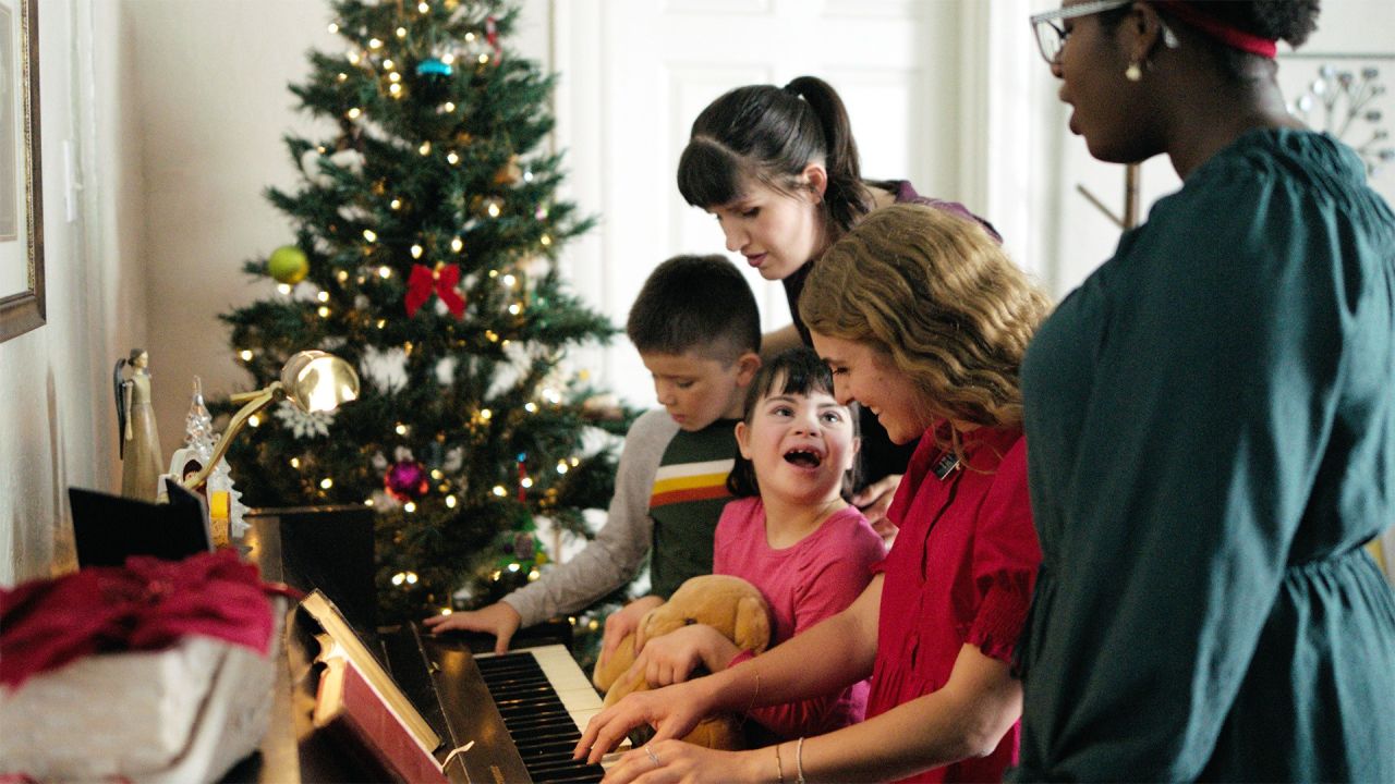 Sestry misionářky hrají na klavír s rodinou