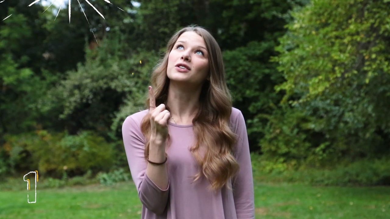 Žena uvádí tipy, jak se naučit Desatero přikázání