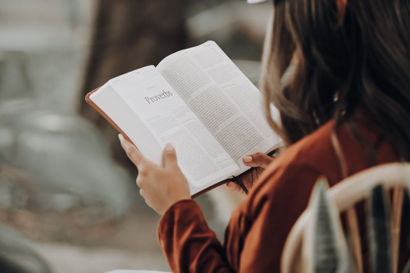 Žena čte v Bibli knihu Přísloví