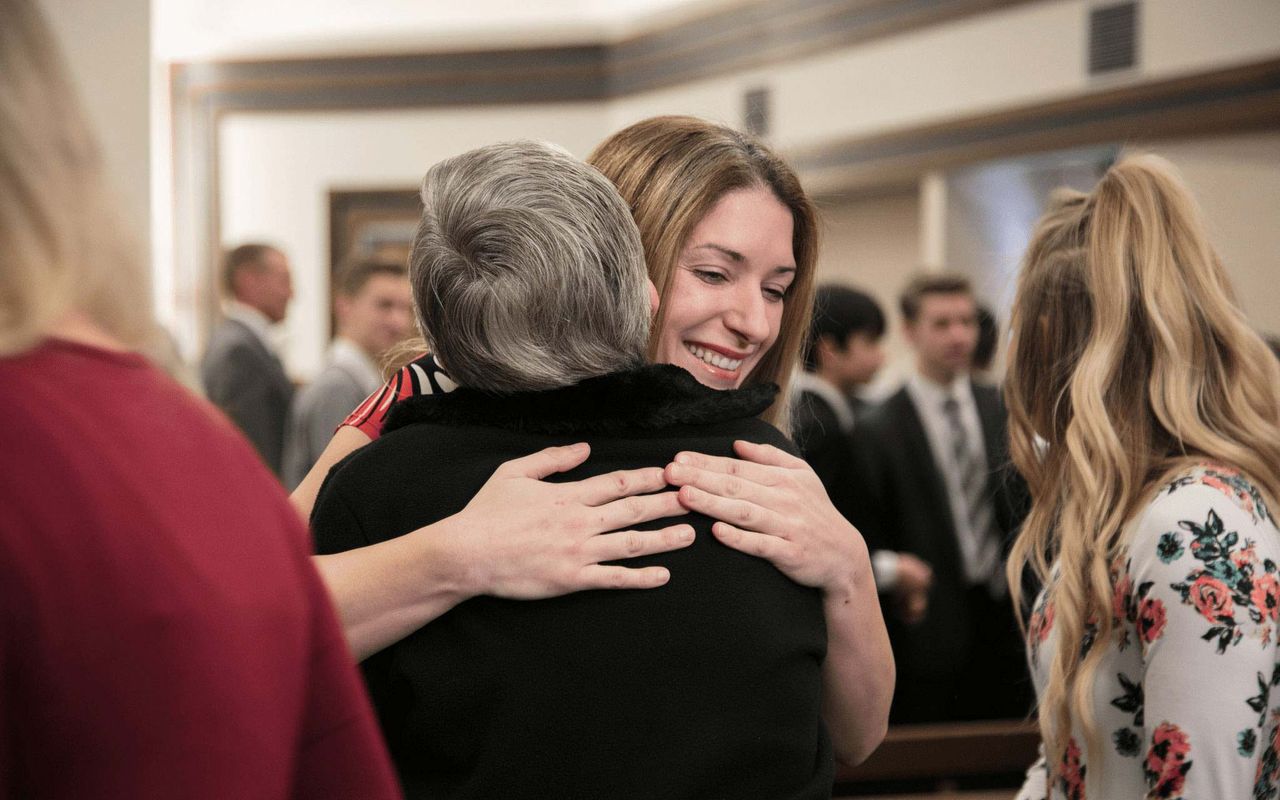 Lizzy je přivítána do Církve Ježíše Krista Svatých posledních dnů poté, co se dala pokřtít