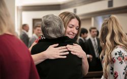 Lizzy je přivítána do Církve Ježíše Krista Svatých posledních dnů poté, co se dala pokřtít