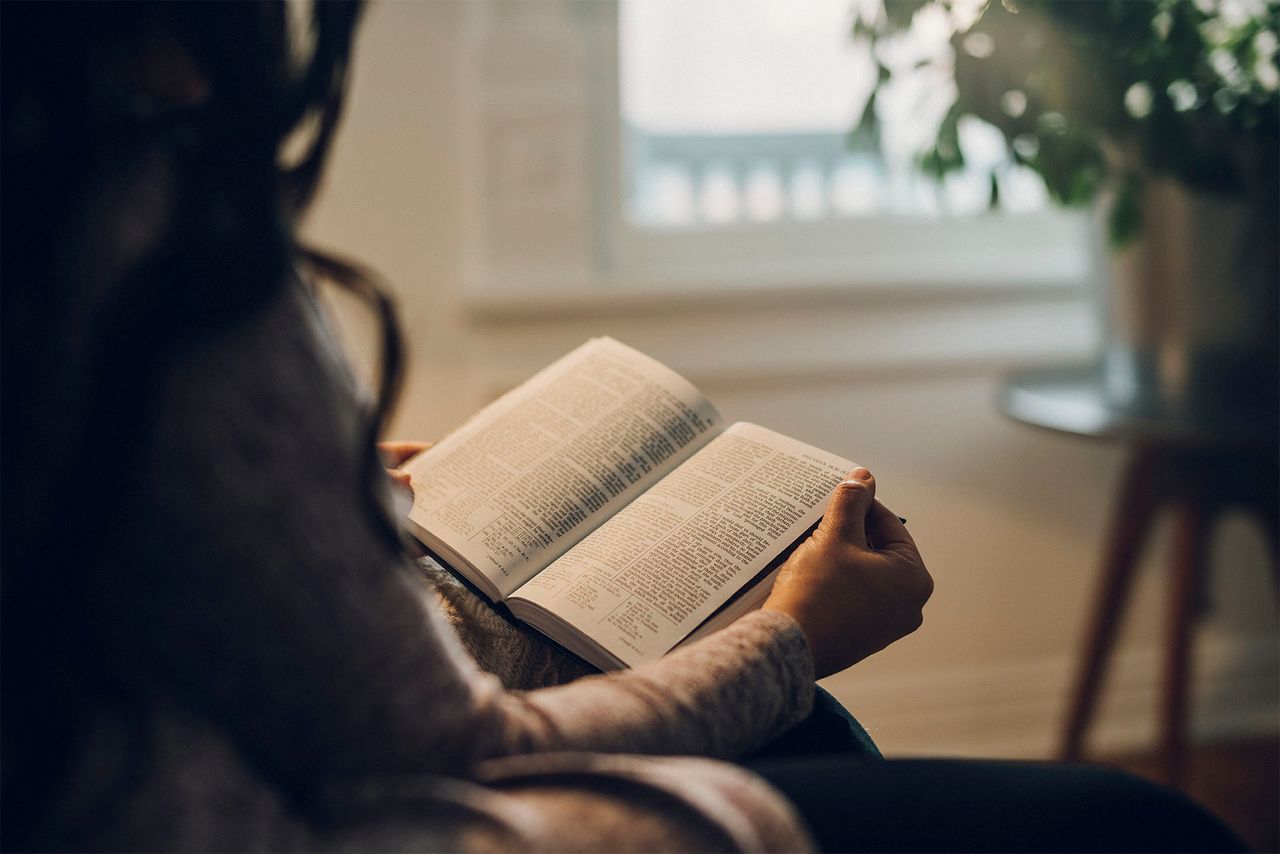 Žena studuje Knihu Mormonovu a učí se o Duchu Svatém