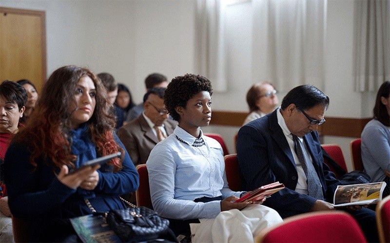 Kongregace na církevním shromáždění se učí o Ježíši Kristu