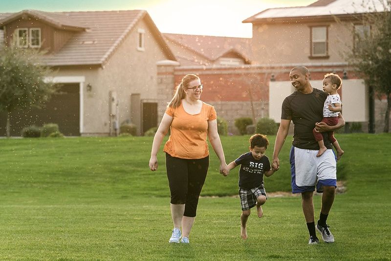 Misionáři učí Tonyho a Marnie o křtu do Církve Ježíše Krista Svatých posledních dnů